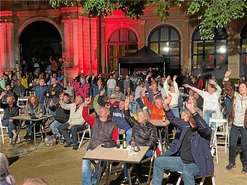 Nein, das ist kein Sitztanz, sondern das sind die Regeln beim Open-Air-Konzert im Badepark. Wobei auch irgendwann aufgestanden wird.