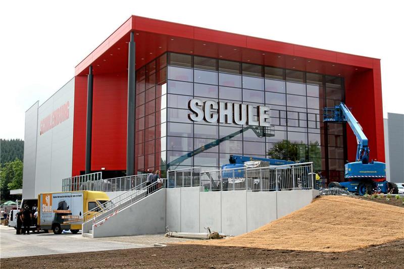 Hamburger Marke für Goslar Nein, das wird kein neuer Bildungskomplex. Das Möbelhaus Tejo-Wohnwelt wird in Schulenburg umbenannt und erhält seinen neuen Schriftzug.  Foto: Epping