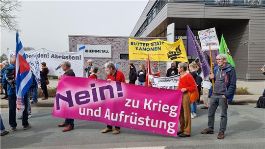 "Nein! zu Krieg und Aufrüstung" steht auf einem Banner von Teilnehmern eines Ostermarsches.