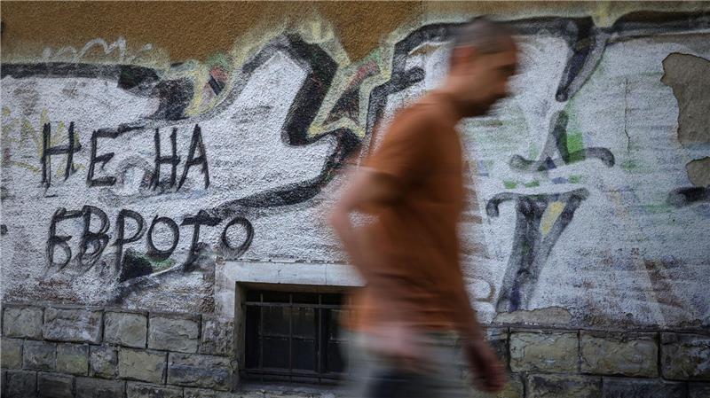 Euro und Cent voraussichtlich bald auch in Bulgarien „Nein zum Euro“ steht auf diesem Graffito an einer Wand in der Hauptstadt Sofia.
