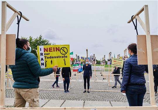 «Nein zur Todesstrafe»: Demonstranten hängen symbolisch an einem Galgen vor dem Reichstag in Berlin (Archivbild).