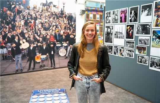 Nele Kröger, Mitarbeiterin Kunsthalle, steht in der Ausstellung. Die Kunsthalle Lüneburg zeigt eine umfassende Ausstellung zur Stadt Liverpool.