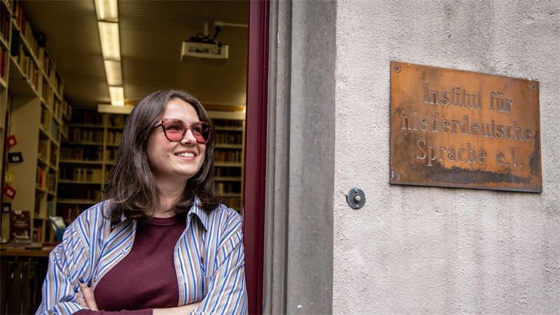 Nele Otten leitet die Bibliothek des Instituts für niederdeutsche Sprache. 