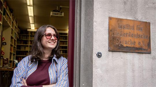 Nele Otten leitet die Bibliothek des Instituts für niederdeutsche Sprache. 