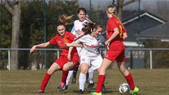 Nele Schmidt vom SC 18 Harlingerode bittet zum Tanz und hakt bei ihrer Gegenspielerin von Freie Turner Braunschweig II ein. Die Harzerinnen überzeugen mit einer starken Moral und gewinnen verdient.Foto: Gietemann