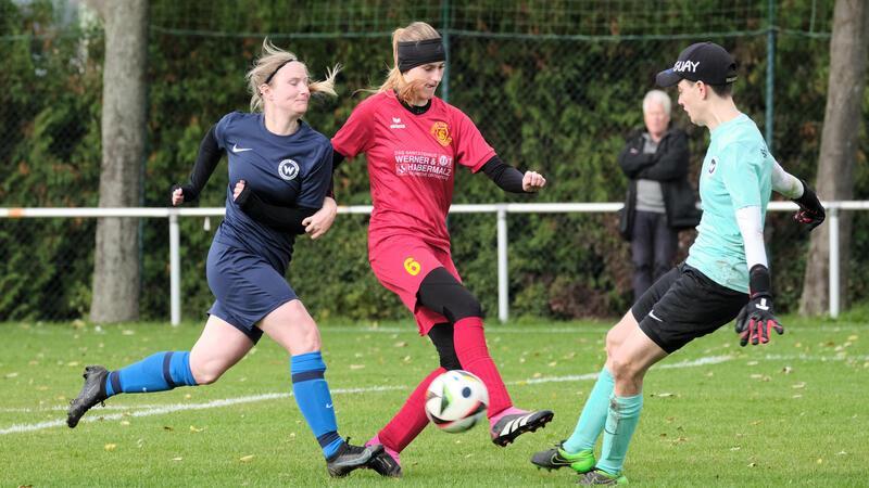 Nele Schmidt vom SC 18 Harlingerode scheitert in dieser Szene an Wacker-Torhüterin Paula Fierek, kann am Ende aber mit ihrem Team einen wichtigen 3:1-Erfolg feiern.