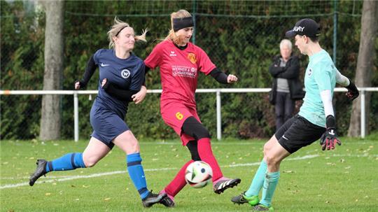 Nele Schmidt vom SC 18 Harlingerode scheitert in dieser Szene an Wacker-Torhüterin Paula Fierek, kann am Ende aber mit ihrem Team einen wichtigen 3:1-Erfolg feiern.