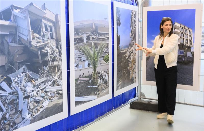 Sehnsuchtsort in Trümmern: Ausstellung über Erdbeben-Region Nermin Avlar steht vor Fotografien in ihrer Ausstellung „90 Sekunden“ im Neuen Rathaus Hannover.