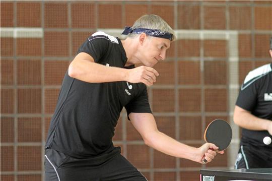 Nervenstarker ESV Goslar: Zum 9:7-Erfolg in Berkum tragen Nico Götte (Foto) wie auch Stephan Wilamowski je zwei Siege in den Einzeln sowie gemeinsam im Doppel bei. Lohn ist der Klassenerhalt auf den letzten Drücker. Foto: Gietemann