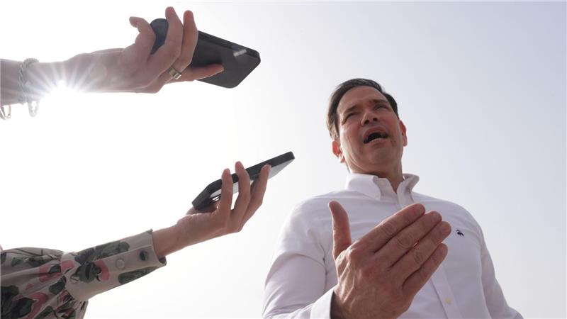 Neu-Delhi: Auf dem Weg ins Flugzeug – US-Außenminister Marco Rubio gibt Statement am Indira Gandhi Airport