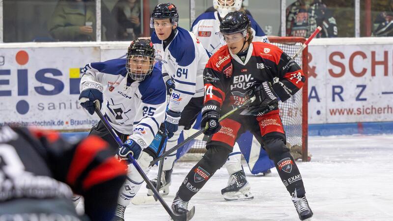 Der Braunalger Eishockey-Spieler Ville Sivonen lauert vor dem gegnerischen Tor auf den Puck.
