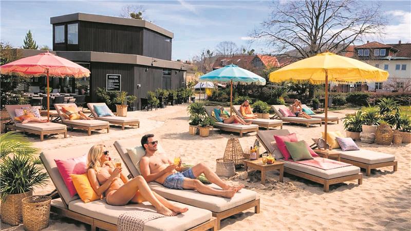 Die „Aubergine am Golfplatz“ Neu an der Aubergine ist der Beach-Club, in dem man bei schönem Wetter ganz entspannt im Liegestuhl zum Beispiel einen Cocktail genießen kann.KI-Foto: Privat