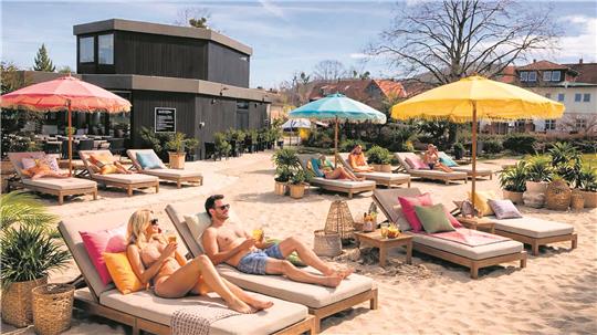 Neu an der Aubergine ist der Beach-Club, in dem man bei schönem Wetter ganz entspannt im Liegestuhl zum Beispiel einen Cocktail genießen kann.KI-Foto: Privat