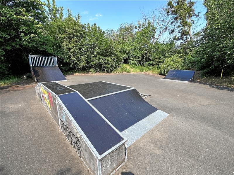 Neu beplankt und sicher verschraubt steht die Skateranlage nun da. Der Tüv hat sie abgenommen, die Jugendlichen können wieder fahren. Im August soll dann im Rahmen einer Ferienpassaktion frische Farbe auf die Seitenwände gesprüht werden. Fotos: Schlegel/ GZ-Archiv