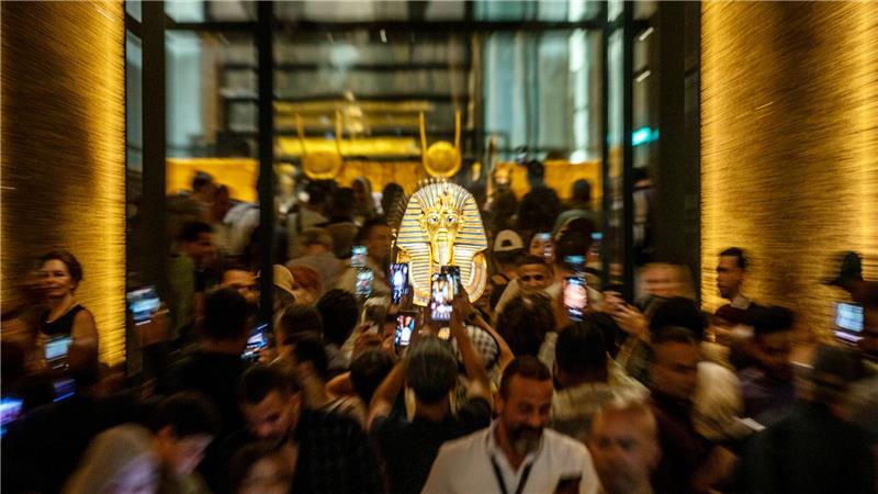 Neu eröffnetes Großes Ägyptisches Museum in Gizeh: Menschenmassen vor der goldenen Totenmaske von Tutanchamun.