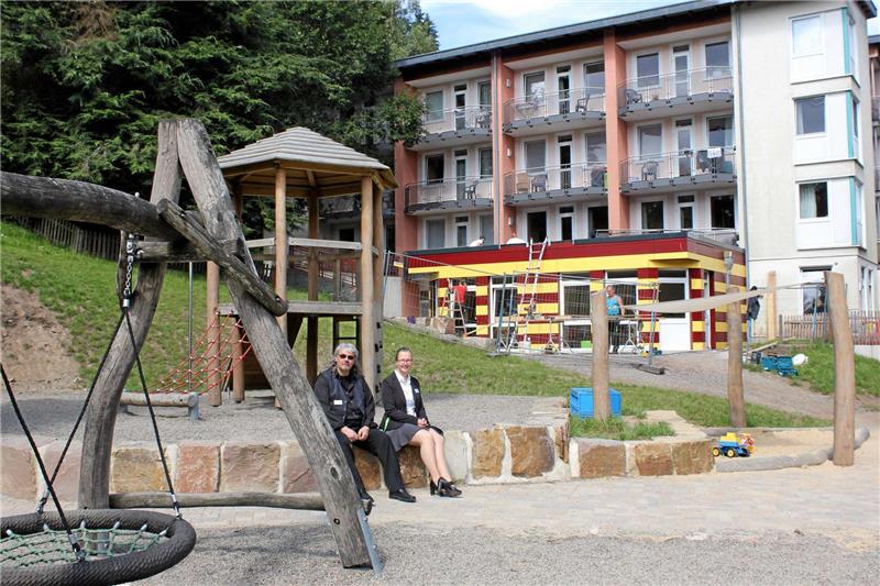 Neu gestaltet mit attraktiven Angeboten: Der Spielplatz der AltenauKlinik lockt mit Rutsche, Kletterteil und Netzschaukel. Auch am Hauptgebäude wird gearbeitet.  Fotos: Stumpf
