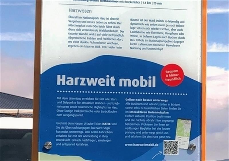 Neu gestaltete Haltestelle in Torfhaus mit Informationen über Bustouren. Foto: Stade