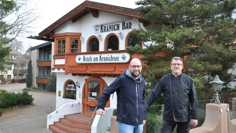  Direktor Frank Wyszkowski und Koch Thorsten Arnau stehen auf der Hotel-Terrasse.