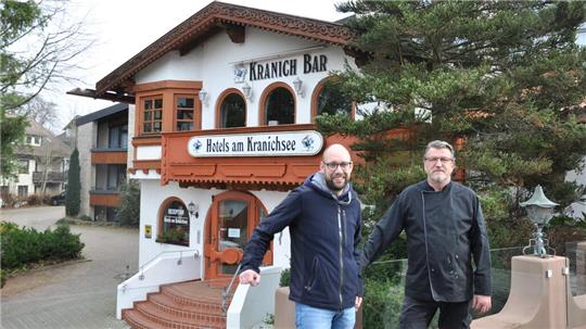 Direktor Frank Wyszkowski und Koch Thorsten Arnau stehen auf der Hotel-Terrasse.