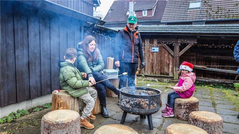 So bunt war die Weihnachtsschicht im Oberharzer Bergwerksmuseum Kinder backen Stockbrot.