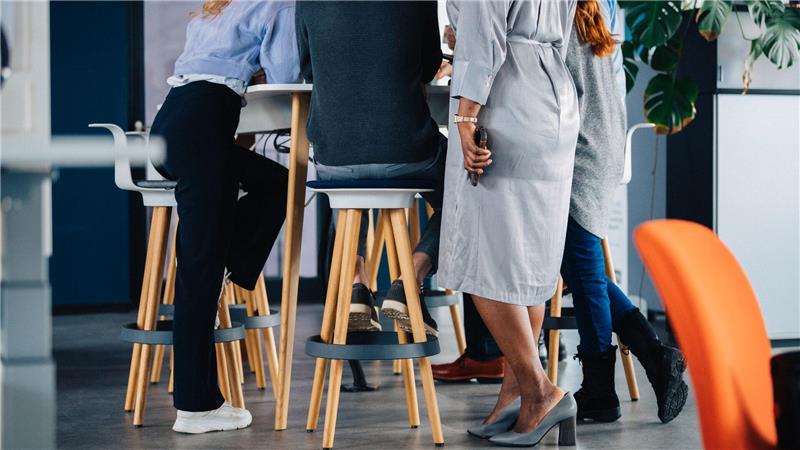 Neu im Team: Gleich zu Beginn Kontakte zu knüpfen, kann den Berufseinstieg erleichtern.