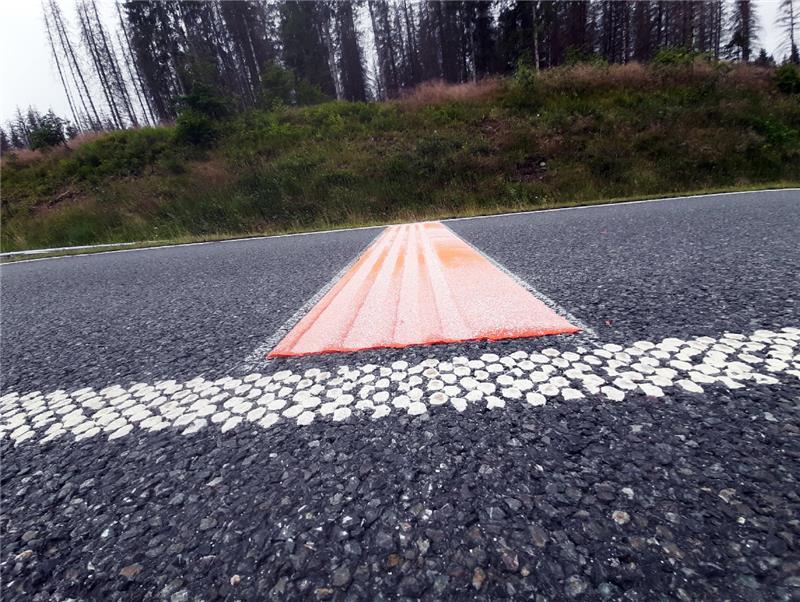 Rüttelstreifen gegen Biker-Raserei im Harz Neu in Niedersachsen: Rüttelstreifen am Kesselberg. Am Kyffhäuser haben sie die Anzahl der Unfälle verringert. Foto: Polizei Goslar