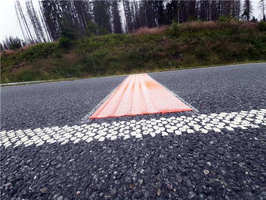 Neu in Niedersachsen: Rüttelstreifen am Kesselberg. Am Kyffhäuser haben sie die Anzahl der Unfälle verringert. Foto: Polizei Goslar