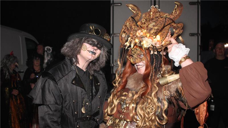 Neu in den Reihen der Hexenbrut ist der "Jüngling", der Zauberlehrling Jason. Hier flirtet er mit der Kostüm-Künstlerin Cassandra.