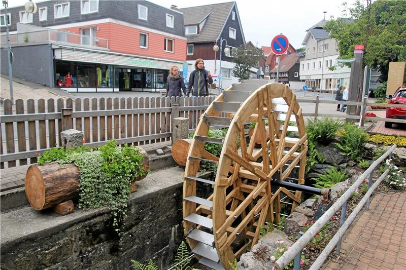 Neu und offenkundig doch nicht funktionsfähig: Das Wasserrad am Mühlengraben in Höhe der Hapimag-Ferienanlage dreht sich nicht, obwohl es Investor Rainer de Groot hat erneuern lassen.  Foto: Eggers