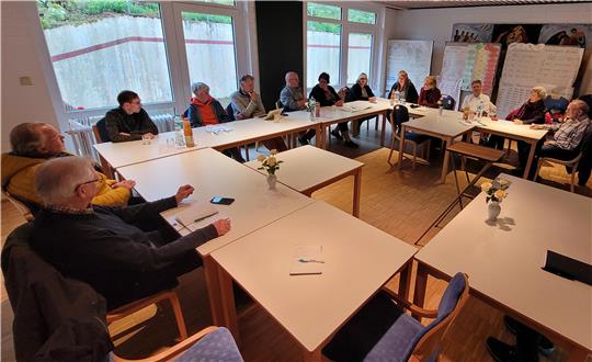 Neuauflage des Runden Tischs in Altenau: Dagmar Riese-Pinnow (7.v.l.) begrüßt mehrere Vereinsvertreter im Haus der Kirche.