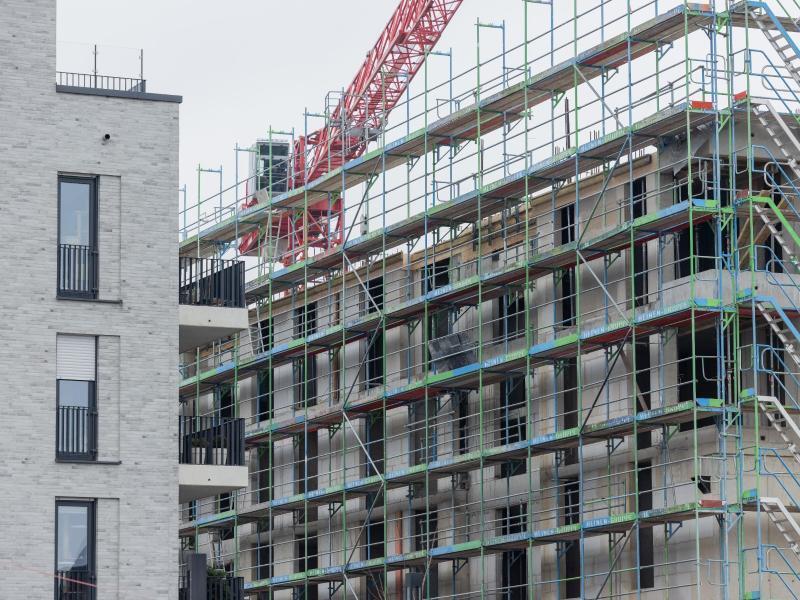 Neubauwohnungen, die nach dem KfW-Förderprogramm für Effizienzhäuser KfW55 der Kreditanstalt für Wiederaufbau entstanden sind und entstehen, aufgenommen im Stadtteil Ehrenfeld in Köln. Foto: Rolf Vennenbernd/dpa