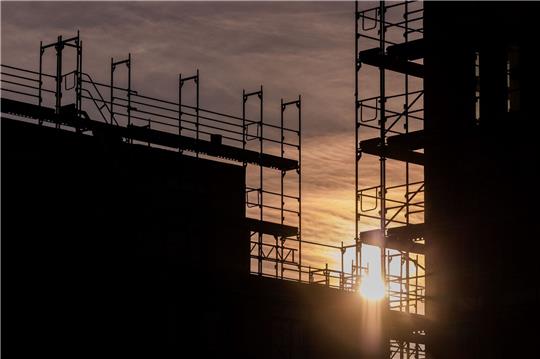 Neubauwohnungen werden in Köln gebaut. Das Statistische Bundesamt veröffentlichte jetzt die Zahlen zum Bauhauptgewerbe.