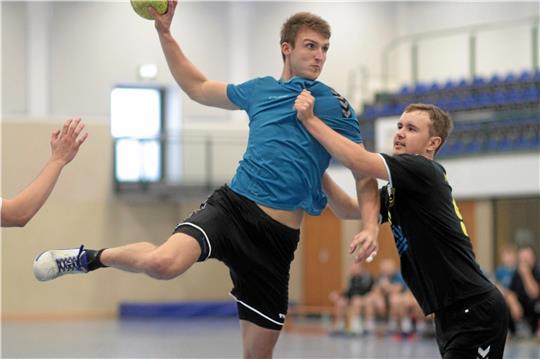 Neue Aufgabe für Tristan Pahlen? Der Rückraumspieler springt bei der HSG Bad Harzburg/Vienenburg womöglich für den verletzten Kreisläufer Jano Sommer ein. Foto: Gietemann
