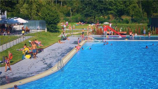 Neue Becken, neue Außenanlagen: Bei hochsommerlichen Temperaturen ist das sanierte Freibad in Hohegeiß gut besucht.