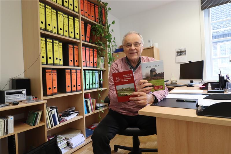 Neue Broschüren zur Kaiserpfalz Werla präsentiert Prof. Dr. Edmund Brandt als Leiter des Projektbüros. Foto: Jambrek