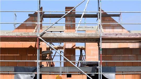 Der Rohbau eines Hauses, davor steht ein Gerüst.