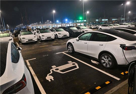 Neue Elektrofahrzeuge vom Typ Model Y auf einem Parkplatz vor dem Werk des US-Elektroautobauers Tesla.