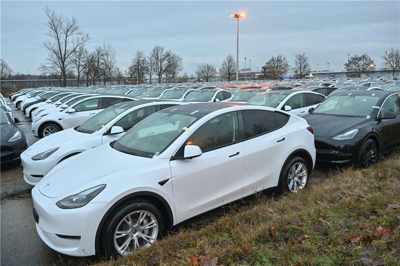Autoexperte Dudenhöffer: Chinesen sind uns um Jahre voraus Neue Elektrofahrzeuge vom Typ Model Y stehen am frühen Morgen auf einem Parkplatz am Terminal 5 des Hauptstadtflughafen Berlin-Brandenburg.