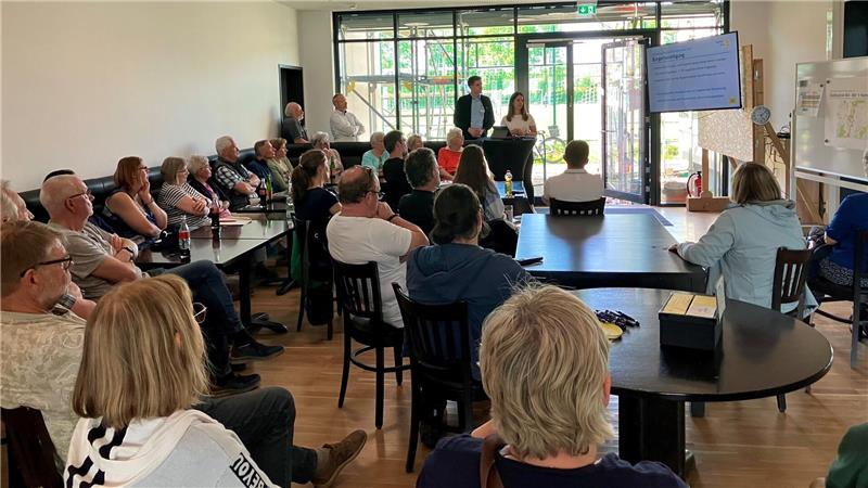 Neue Fahrpläne ab Dezember: Rund 30 Bürgerinnen und Bürger kommen zur Stadtbus-Infoveranstaltung in Hahndorf.