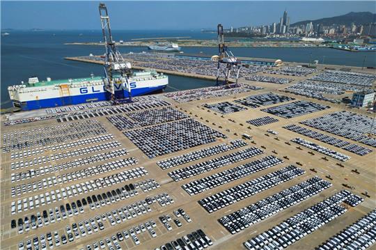Neue Fahrzeuge für den Export stehen verladebereit an einer Hafenanlage in Yantai in der ostchinesischen Provinz Shandong.