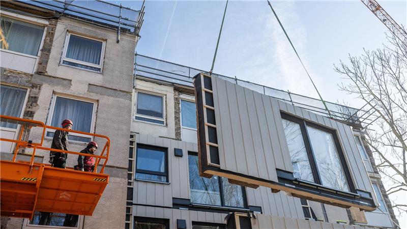 Das Haus energetisch sanieren: Wie gehe ich es richtig an? Neue Fassade: Bei einer Komplettsanierung greifen viele Gewerke ineinander.