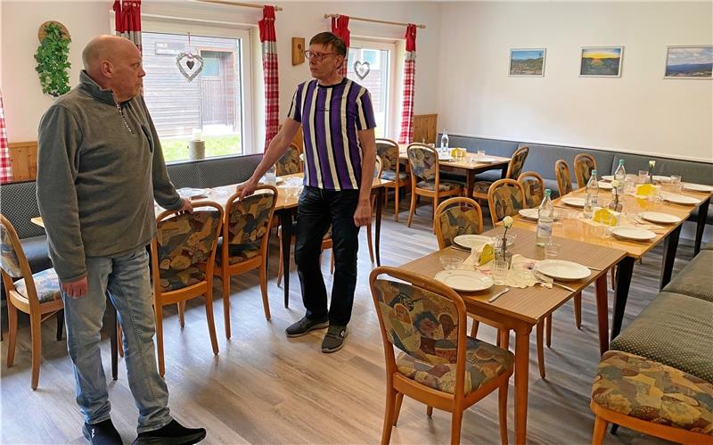 Harzklub möbelt sein Wanderheim in Wildemann auf Neue Gardinen, neuer Fußboden, neue Bilder an den Wänden und bequeme Stühle: Der große Gruppenraum im Haus Schwarzebach ist komplett erneuert.