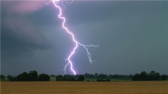 Neue Gewitter können bereits am Dienstag wieder aufziehen (SymbolbildI)