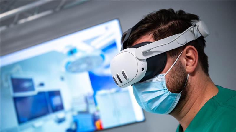 Medizin der Zukunft - ein Blick in einen besonderen OP Neue Kollegen können mit der Brille virtuell das Krankenhaus erkunden.