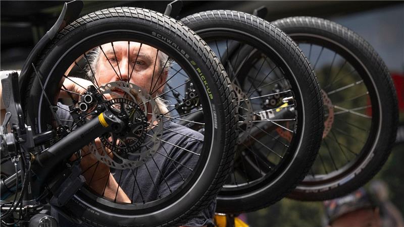 Ohne Motor geht nichts: E-Bikes sollen Fahrradbranche retten Neue Lösungen für verschiedene Fahrradmodelle werden auf der Eurobike gezeigt.