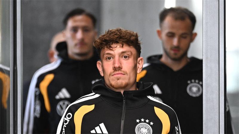 Klopps Botschaft an die Welt und das „Feuer“ der Neulinge Neue Männer braucht das Land. Freiburgs Philipp Treu soll das Vakuum rechts hinten füllen.