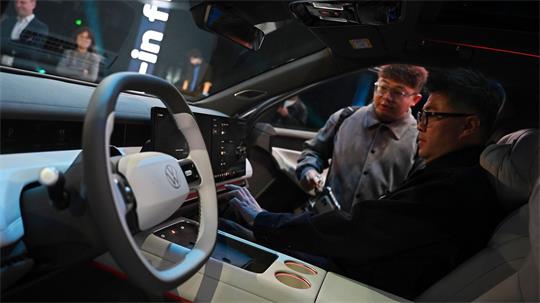Neue Modelle sollen VW in China wieder Schub geben. Ab 2027 sollen es dort auch einen Sprung beim autonomen Fahren geben. (Archivbild)