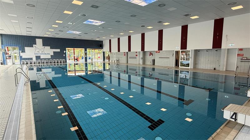Das Foto zeigt eine Schwimmhalle. 
