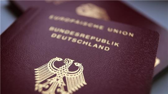 Neue Reisepässe und Personalausweise können sich die Bürger gegen Gebühr demnächst nach Hause schicken lassen. (Symbolbild)