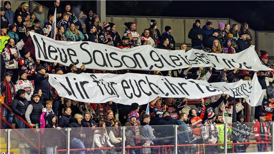 Neue Saison, endlich was zu verstehen: Auch die Fans der Harzer Falken dürften sich freuen, dass die Lautsprecheranlage wieder voll funktionsfähig ist. Foto: Drechsler